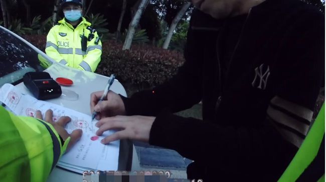 桂林車主酒駕被查，竟然想交警“私了”遭果斷制，止執(zhí)法記錄儀記錄一切！