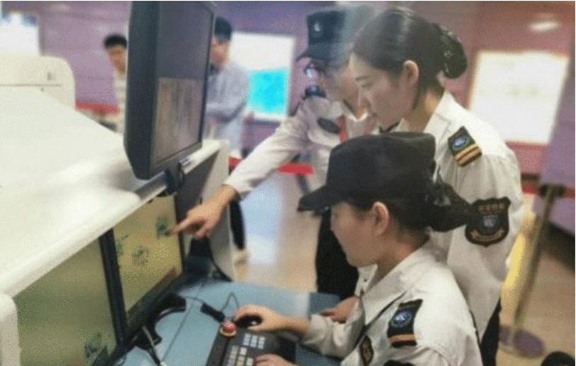 地鐵X光機(jī)安檢太強(qiáng)大，美女包內(nèi)全是“夫妻用品”被安檢員曝光